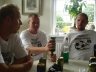 Zeb, Thomas og Anders Thingholm nyder sponsoratet fra Disco Sound hos Kim Jørgensens mor efter Havnefestfodbold 2009