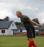 Zeb Hvidtfeldt tager indkast ved Glud Værtshusfodbold 2014