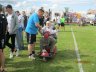 Rasmus Hansen hilser på sin onkel Henning Lauesen ved Havnefestfodbolden 2016