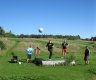 Rasmus driver ud fra tee mens Thomas, Zeb og Kenneth Gøeg ser på til fodboldgolf 2013.