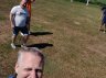 Et forsøg på selfie af Anders Juul på Rønnebærvej i 2026. I baggrunden er Brian, Thomas og Zeb klar til at trille lidt bold.