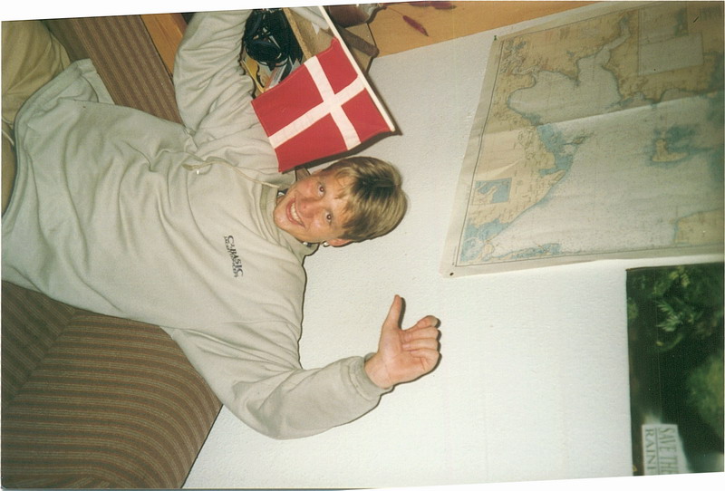 Dan Jelsing fejrer han scorede to mål ved årets havnefestfodbold 1997 på Anders værelse.